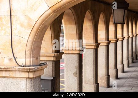 Architettura generica e vista sulla strada da Salamanca, una città storica in Castiglia e nella regione di Leon in Spagna. Foto Stock