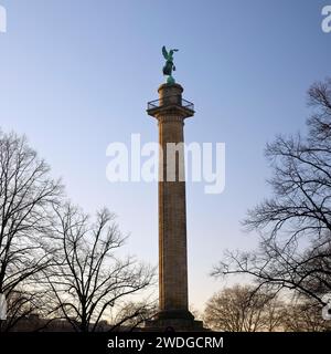 Colonna di Waterloo con Vittoria, colonna della Vittoria che commemora la battaglia di Waterloo, Waterlooplatz, Hannover, bassa Sassonia, Germania Foto Stock