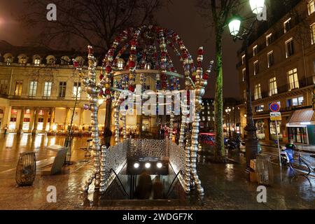 Parigi, Francia - 19 gennaio 2024: Le Kiosque des noctambules, ingresso della metropolitana Palais Royal a Place Colette. Si tratta di un'opera d'arte contemporanea di Jean-Mich Foto Stock