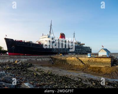 La nave a vapore della TSS Duke of Lancaster sbarcò nei pressi di Mostyn con la bassa marea, River Dee Estuary, Flintshire, Galles del Nord, Regno Unito Foto Stock