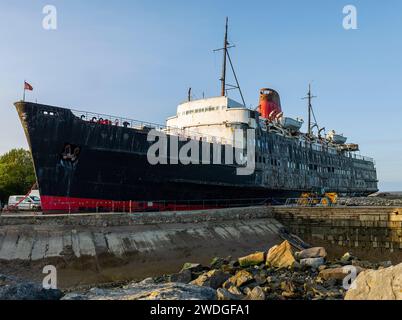 Nave a vapore abbandonata nei pressi di Mostyn, River Dee Estuary, Flintshire, Galles del Nord, Regno Unito Foto Stock