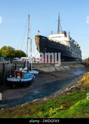 La nave della TSS Duke of Lancaster sbarcò vicino a Mostyn, insieme ad altre barche a vela con la bassa marea, estuario del fiume Dee, Flintshire, Galles, Regno Unito Foto Stock