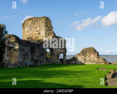 Vista interna dal cortile interno delle rovine del castello di Flint sul fiume Dee Estuary, Flint, Flintshire, Galles, Regno Unito Foto Stock