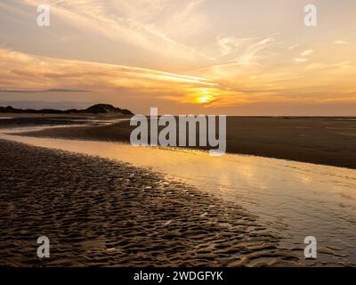 Tramonto con la bassa marea su Talacre Beach, il punto più settentrionale del Galles continentale, Talacre, Flintshire, Galles Foto Stock