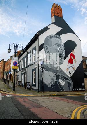 Murale di Paul Mullin di Liam Stoke-Massey sul lato del Fat Boar Pub, Yorke Street, Wrexham, Wrexham County Borough, Galles Foto Stock