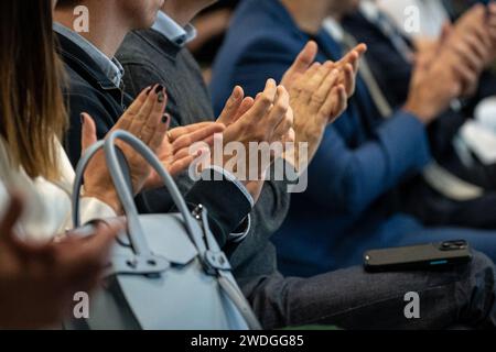 Gente che batte le mani durante la lezione Foto Stock