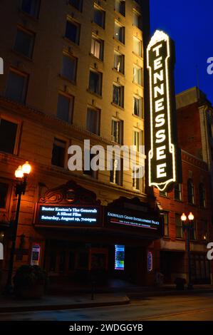 Il marchio del Tennessee Theater, a Knoxville, Tennessee, è illuminato nel quartiere del centro della città Foto Stock