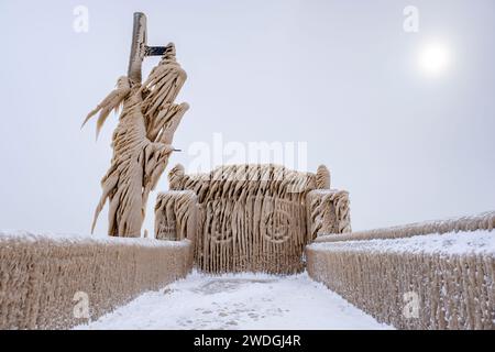 Paesaggio delle meraviglie invernali, molo di Port Stanley coperto da ghiaccioli provenienti dalle onde ghiacciate del lago Erie, eventi meteorologici invernali estremi, Ontario, Canada Foto Stock