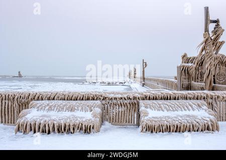 Il paese delle meraviglie invernali, i ghiaccioli del lago Erie, onde ghiacciate che ricoprono panchine sulla riva, eventi invernali estremi, Port Stanley, Ontario, Canada Foto Stock