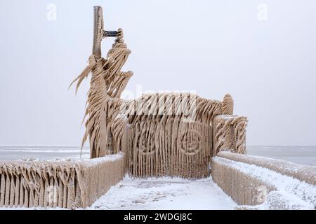 Paese delle meraviglie invernali, porte del molo di Port Stanley coperte da ghiaccio dalle onde ghiacciate del lago Erie, eventi meteorologici invernali estremi, Ontario, Canada Foto Stock