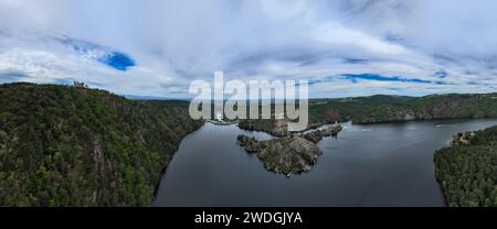 Vista aerea della diga idroelettrica Grangent, nelle gole della Loira, Francia. Foto Stock