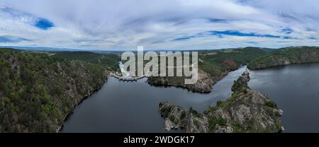 Vista aerea della diga idroelettrica Grangent, nelle gole della Loira, Francia. Foto Stock