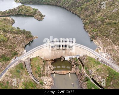 Vista aerea della diga idroelettrica Grangent, nelle gole della Loira, Francia. Foto Stock