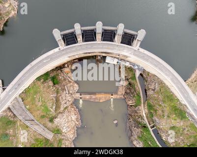 Vista aerea della diga idroelettrica Grangent, nelle gole della Loira, Francia. Foto Stock