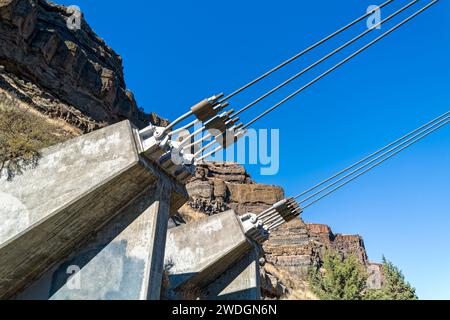 Ancoraggi in calcestruzzo per i cavi che sostengono il ponte sul fiume Deschutes presso il Cove Palisades State Park in Oregon, Stati Uniti Foto Stock