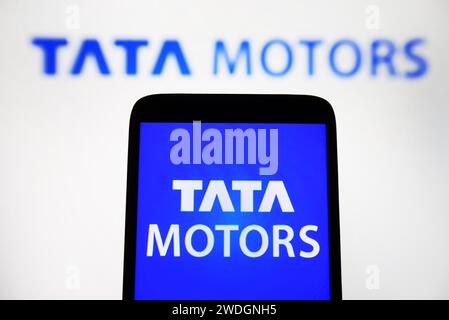 In questa foto, il logo Tata Motors Limited è visibile su uno smartphone e sullo sfondo. Foto Stock