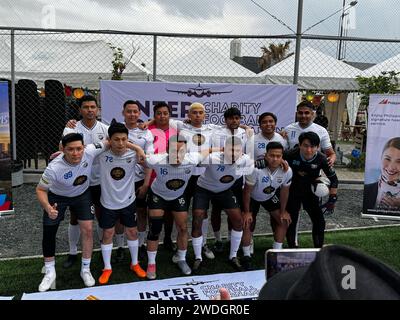 Pasig City, Filippine. 20 gennaio 2024. Piloti di compagnie aeree e dipendenti di quattro diverse compagnie aeree internazionali, ovvero Philippine Airlines, Singapore Airlines, United Airlines e Cebu Pacific, competono nel torneo a beneficio di Football for Peace Movement, Inc. Durante il Torneo di calcio di beneficenza Inter-Airline del 20 gennaio 2024 a Pasig City, Filippine. Football for Peace Movement, Inc. È un'organizzazione non governativa senza scopo di lucro di allenatori e sostenitori che fornisce campi di calcio giovanile in aree delle Filippine che avevano subito il trauma della guerra e della violenza Foto Stock