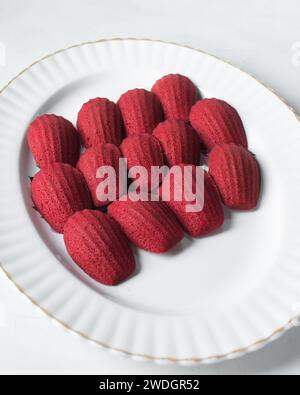 Vista dall'alto delle madeleine rosse di velluto su un piatto bianco, torta di madeleine rosse o biscotti per le valentine Foto Stock