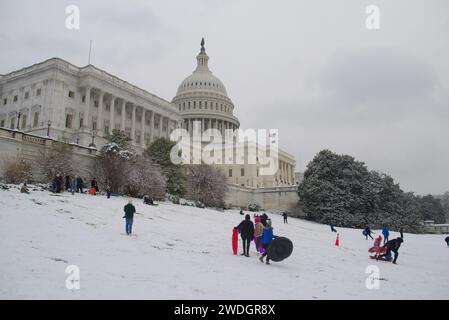 Washington, DC, USA. 19 gennaio 2024. La gente scivolò sul Capitol Grounds durante una tempesta di neve. Foto Stock