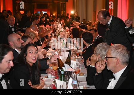 Monaco, Germania. 20 gennaio 2024. Gli ospiti festeggiano al 48° ballo del cinema tedesco presso l'hotel 'Bayerischer Hof'. Il German Film Ball si svolge nuovamente per la prima volta dopo la pausa Corona, Credit: Felix Hörhager/dpa/Alamy Live News Foto Stock