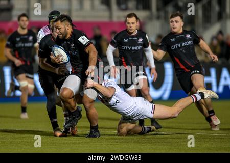 Londra, Inghilterra, il 20 gennaio 2024. Billy Vunipola dei Saracens viene affrontato da Kyle Godwin del Lyon Rugby durante l'incontro della European Rugby Champions Cup tra Saracens e Lyon allo Stonex Stadium di Londra, il 20 gennaio 2024. Foto di Phil Hutchinson. Solo per uso editoriale, licenza necessaria per uso commerciale. Nessun utilizzo in scommesse, giochi o pubblicazioni di un singolo club/campionato/giocatore. Credito: UK Sports Pics Ltd/Alamy Live News Foto Stock