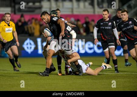 Londra, Inghilterra, il 20 gennaio 2024. Billy Vunipola dei Saracens viene affrontato da Kyle Godwin del Lyon Rugby durante l'incontro della European Rugby Champions Cup tra Saracens e Lyon allo Stonex Stadium di Londra, il 20 gennaio 2024. Foto di Phil Hutchinson. Solo per uso editoriale, licenza necessaria per uso commerciale. Nessun utilizzo in scommesse, giochi o pubblicazioni di un singolo club/campionato/giocatore. Credito: UK Sports Pics Ltd/Alamy Live News Foto Stock