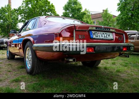 WERDER (HAVEL), GERMANIA - 20 MAGGIO 2023: La lussuosa Grand Tourer Jaguar XJS HE, 1984. Vista posteriore. Oldtimer - Festival Werder Classics 2023 Foto Stock