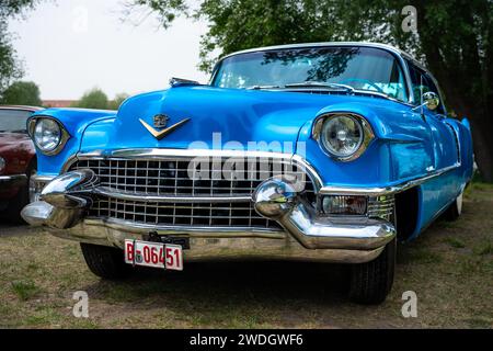 WERDER (HAVEL), GERMANIA - 20 MAGGIO 2023: L'auto di lusso Cadillac Series 62 Coupé de Ville, 1951. Oldtimer - Festival Werder Classics 2023 Foto Stock