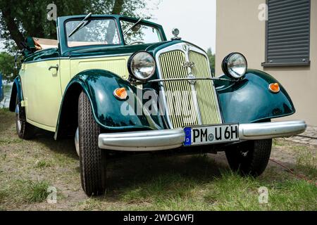WERDER (HAVEL), GERMANIA - 20 MAGGIO 2023: La piccola Family car DKW F8. Oldtimer - Festival Werder Classics 2023 Foto Stock