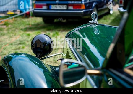 WERDER (HAVEL), GERMANIA - 20 MAGGIO 2023: Il dettaglio della piccola auto familiare DKW F8. Oldtimer - Festival Werder Classics 2023 Foto Stock
