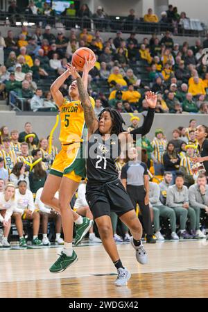 Waco, Texas, USA. 20 gennaio 2024. La guardia Baylor Lady Bears Darianna Littlepage-Buggs (5) spara la palla contro la guardia UCF Knights Timia Ware (21) durante la seconda metà della partita di pallacanestro NCAA tra gli UCF Knights e Baylor Lady Bears al Foster Pavilion di Waco, Texas. Matthew Lynch/CSM/Alamy Live News Foto Stock