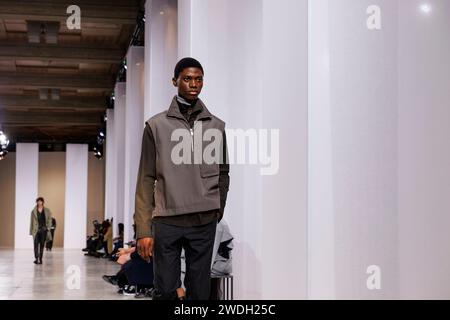 Parigi, Francia. 20 gennaio 2024. HERMES Autunno/Inverno 2024-2025 Runway durante la settimana della moda da uomo di Parigi il 2024 gennaio - Parigi; Francia 20/01/2024 credito: dpa/Alamy Live News Foto Stock