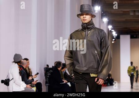 Parigi, Francia. 20 gennaio 2024. HERMES Autunno/Inverno 2024-2025 Runway durante la settimana della moda da uomo di Parigi il 2024 gennaio - Parigi; Francia 20/01/2024 credito: dpa/Alamy Live News Foto Stock