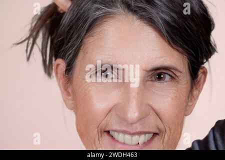Primo piano di una donna anziana sorridente Foto Stock