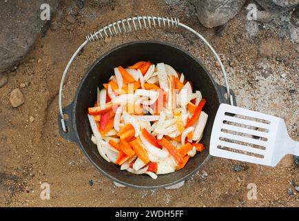 Cucina all'aperto in ghisa, cucina olandese all'aperto nel deserto dell'Arizona Foto Stock