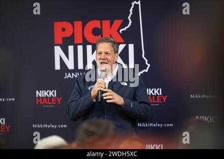 PETERBOROUGH, NEW HAMPSHIRE - 20 GENNAIO: Il New Hampshire Govenor Chris Sununu parla al pubblico del candidato presidenziale repubblicano, e l'evento della campagna dell'ex ambasciatore delle Nazioni Unite Nikki Haley al Monadnock Center for History & Culture il 20 gennaio 2024, a Peterborough, New Hampshire. A tre giorni dalle primarie del New Hampshire, Haley è in aumento nei sondaggi dopo essere arrivata terza in Iowa. L'ex presidente Donald, anche lui in campagna nel New Hampshire, ha comandato il caucus dell'Iowa con oltre il 50% dei voti, mentre Ron DeSantis si è concentrato sulla Carolina del Sud. (Foto di Foto Stock