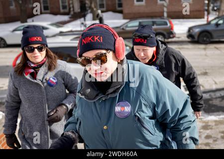 PETERBOROUGH, NEW HAMPSHIRE - 20 GENNAIO: Un gruppo di persone entra nel candidato presidenziale repubblicano e l'evento della campagna dell'ex ambasciatore delle Nazioni Unite Nikki Haley al Monadnock Center for History & Culture il 20 gennaio 2024 a Peterborough, New Hampshire. A tre giorni dalle primarie del New Hampshire, Haley è in aumento nei sondaggi dopo essere arrivata terza in Iowa. L'ex presidente Donald, anche lui in campagna nel New Hampshire, ha comandato il caucus dell'Iowa con oltre il 50% dei voti, mentre Ron DeSantis si è concentrato sulla Carolina del Sud. (Foto di Michael Nigro/Sipa USA) Foto Stock