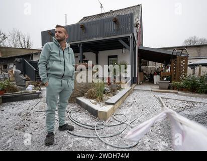 Schuld, Germania. 12 gennaio 2024. Lo showman Tim Himmes si trova di fronte alla sua casa, che è stata gravemente danneggiata dall'inondazione nel 2021. L'evento ha anche lasciato profonde cicatrici sulla psiche delle persone fino ad oggi. (A dpa 'esaurimento profondo nella valle dell'Ahr - 'non sono mai stato così piatto') credito: Boris Roessler/dpa/Alamy Live News Foto Stock