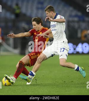 Roma, Italia. 20 gennaio 2024. Roma's Edoardo Bove (L) visse con Pawel Dawidowicz di Hellas Verona durante una partita di calcio di serie A Verona a Roma, Italia, 20 gennaio 2024. Credito: Augusto Casasoli/Xinhua/Alamy Live News Foto Stock