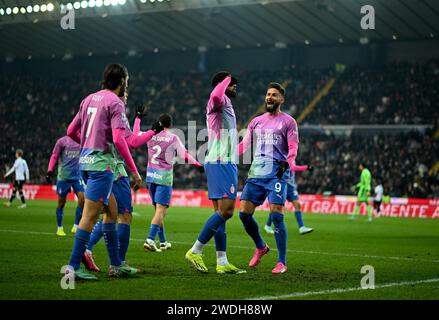 Udine, Italia. 20 gennaio 2024. Ruben Loftus-Cheek del Milan (2° R) celebra il suo gol con i compagni di squadra durante una partita di calcio di serie A tra Udinese e AC Milan a Udine, in Italia, 20 gennaio 2024. Credito: Valeria Abis/Xinhua/Alamy Live News Foto Stock