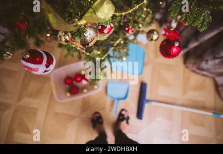 Aftermath of Joy: Decorations Down, Broom Up, A Snapshot of Cleanup Foto Stock