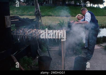 Uomini che fumano pesce sgombro, preso nel 1988, Delft, Olanda Foto Stock