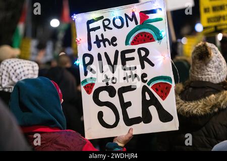 Seattle, Stati Uniti. 20 gennaio 2024. Protestatore con un cartello che recita “dal fiume al mare” alla stazione della metropolitana leggera del distretto universitario per la protesta Shut IT Down for Palestine. I manifestanti chiedono a Sound Transit di tagliare i legami con Siemens, l'appaltatore principale per l'interconnettore Euro-Asia. Manifestazioni e proteste sono state in tutto il mondo a seguito del recente caos che ha travolto Gaza. Crediti: James Anderson/Alamy Live News crediti: James Anderson/Alamy Live News Foto Stock