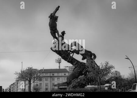 VIGO, SPAGNA-30 dicembre 2021: Gruppo scultoreo in bronzo nero forma una sorta di spirale metallica ascendente che raggiunge i 18 metri di altezza Foto Stock