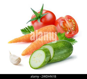 ortaggi assortiti con zucchine carote e pomodori isolati di fondo bianco Foto Stock