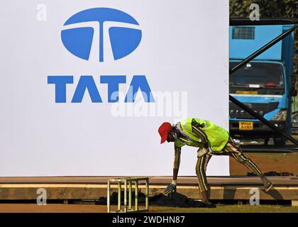 Mumbai, India. 20 gennaio 2024. Un lavoratore ha visto pulire vicino al logo Tata a Mumbai. Il gruppo Tata è uno dei più grandi e noti conglomerati che vendono diversi prodotti e servizi in diversi paesi del mondo, con sede a Mumbai. Credito: SOPA Images Limited/Alamy Live News Foto Stock