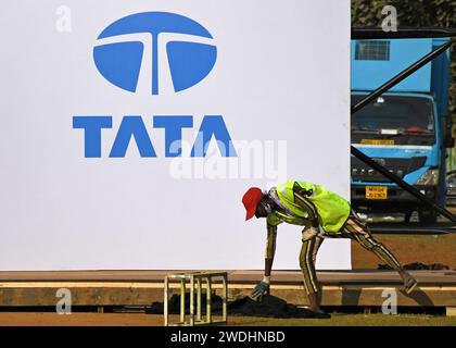 Mumbai, India. 20 gennaio 2024. Un lavoratore ha visto pulire vicino al logo Tata a Mumbai. Il gruppo Tata è uno dei più grandi e noti conglomerati che vendono diversi prodotti e servizi in diversi paesi del mondo, con sede a Mumbai. (Foto di Ashish Vaishnav/SOPA Images/Sipa USA) credito: SIPA USA/Alamy Live News Foto Stock