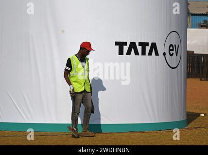 Mumbai, India. 20 gennaio 2024. Un lavoratore ha visto pulire vicino al logo Tata a Mumbai. Il gruppo Tata è uno dei più grandi e noti conglomerati che vendono diversi prodotti e servizi in diversi paesi del mondo, con sede a Mumbai. (Foto di Ashish Vaishnav/SOPA Images/Sipa USA) credito: SIPA USA/Alamy Live News Foto Stock