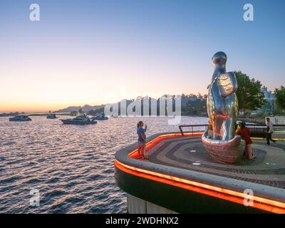 First Contact è una scultura in alluminio fuso alta cinque metri, di Laurel Nannup, situata a Elizabeth Quay a Perth, Australia Occidentale. Foto Stock