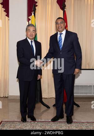 Kingston, Giamaica. 20 gennaio 2024. Il primo ministro giamaicano Andrew Holness incontra il ministro degli Esteri cinese in visita Wang Yi, anche membro dell'Ufficio politico del Comitato centrale del Partito Comunista Cinese, a Kingston, in Giamaica, 20 gennaio 2024. Crediti: Li Mengxin/Xinhua/Alamy Live News Foto Stock